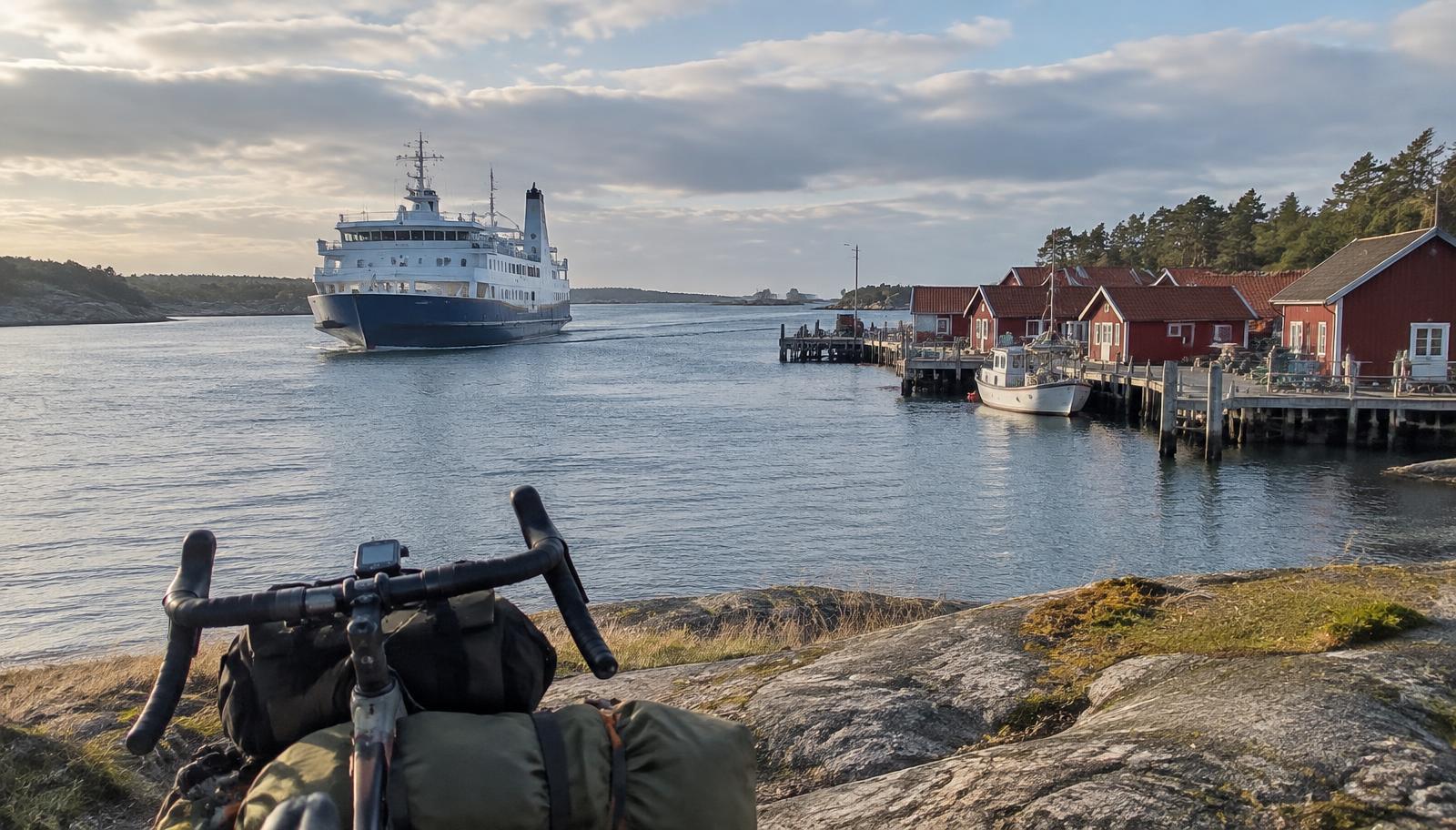Ferry arrivant dans un petit port suédois